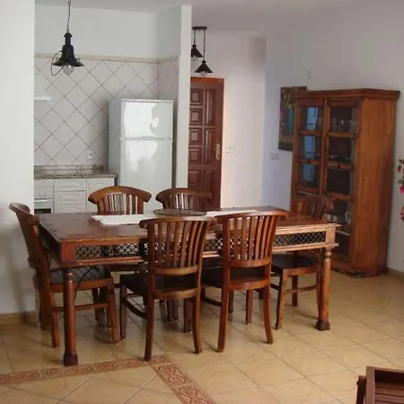 Sleeps 6 Pool Wifi Apartman