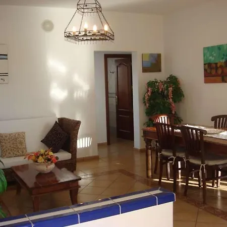Sleeps 6 Pool Wifi Apartman